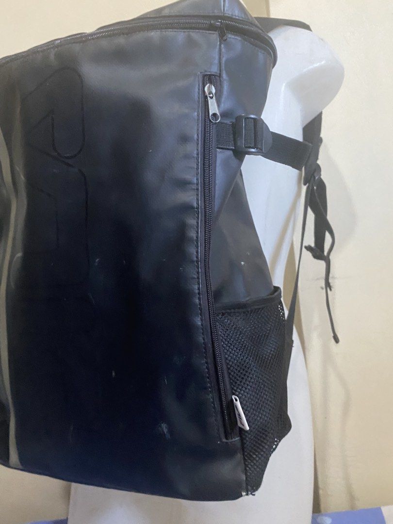 Fila Backpack (Category: Backpacks) located in Cavite. Submitted by yhannashoppe_08 (Listing ID 1278163383, Image 3). Description: Preloved Fila Backpack From japan (original price: Php 4,000 pesos) zipper lng po mejo mtigas pwede nyo po ipagawa/papalitan Best png hiking or out of town mdami mllagay ☺️ plus shipping fee .