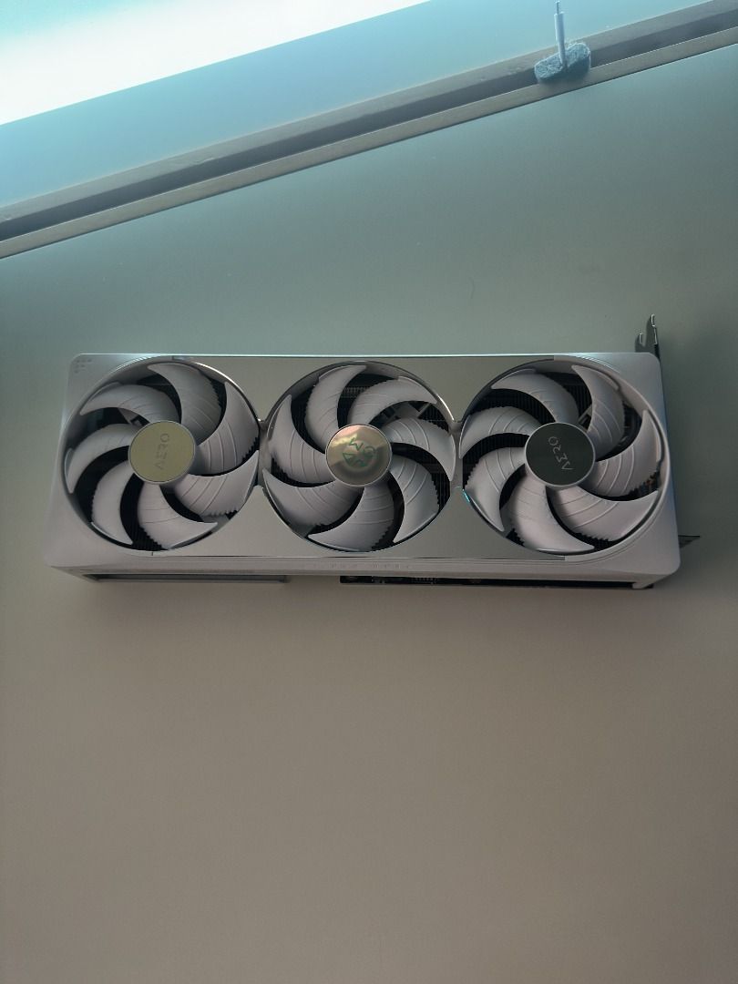 GeForce Gigabyte RTX 5080 AERO OC SFF 16G