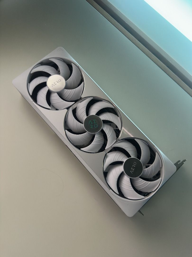 GeForce Gigabyte RTX 5080 AERO OC SFF 16G475528236892825602