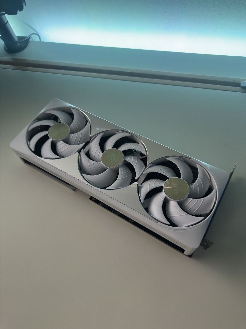 GeForce Gigabyte RTX 5080 AERO OC SFF 16G475528236892825603