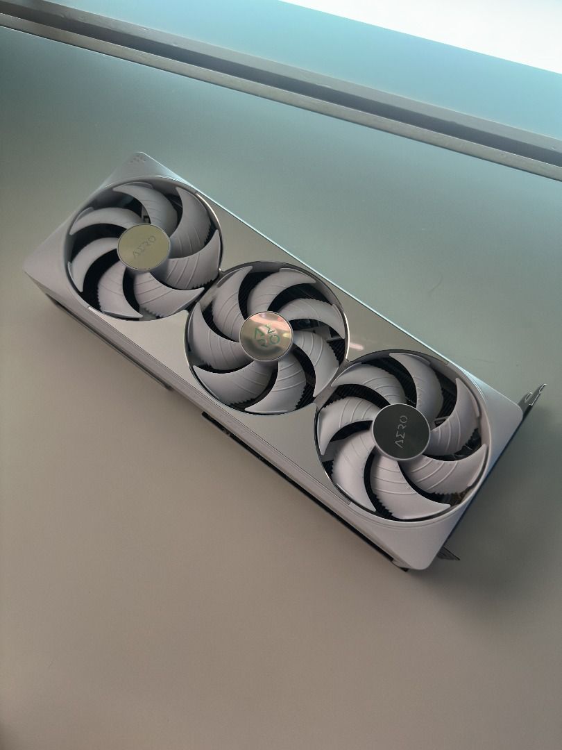 GeForce Gigabyte RTX 5080 AERO OC SFF 16G475528236892825604