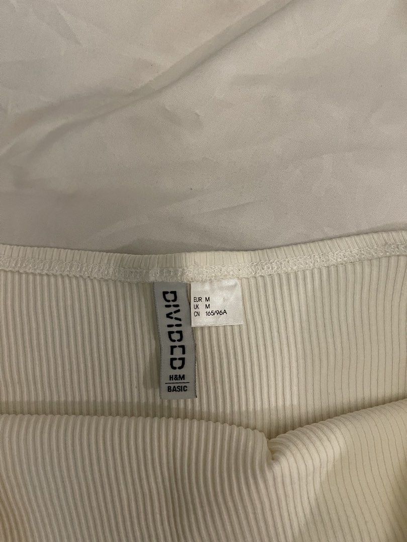 H&M off white tube top (Category: Sleeveless) located in Paranaque City. Submitted by heyits.mie (Listing ID 1430641365, Image 2). Description: Worn once Nice fit Very flattering No issue.