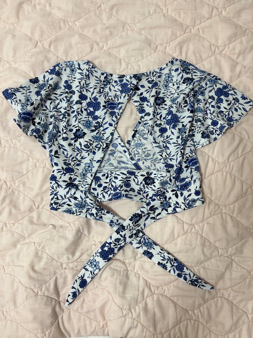 H&M Divided Floral Top - XS/S (Category: Sleeveless) located in Manila. Submitted by thekkdatefund (Listing ID 1430727241, Image 2). Description: Fits XS-M since it has a tie at the back ! Super duper nice when worn 📍 Pasig Payment: GCash.