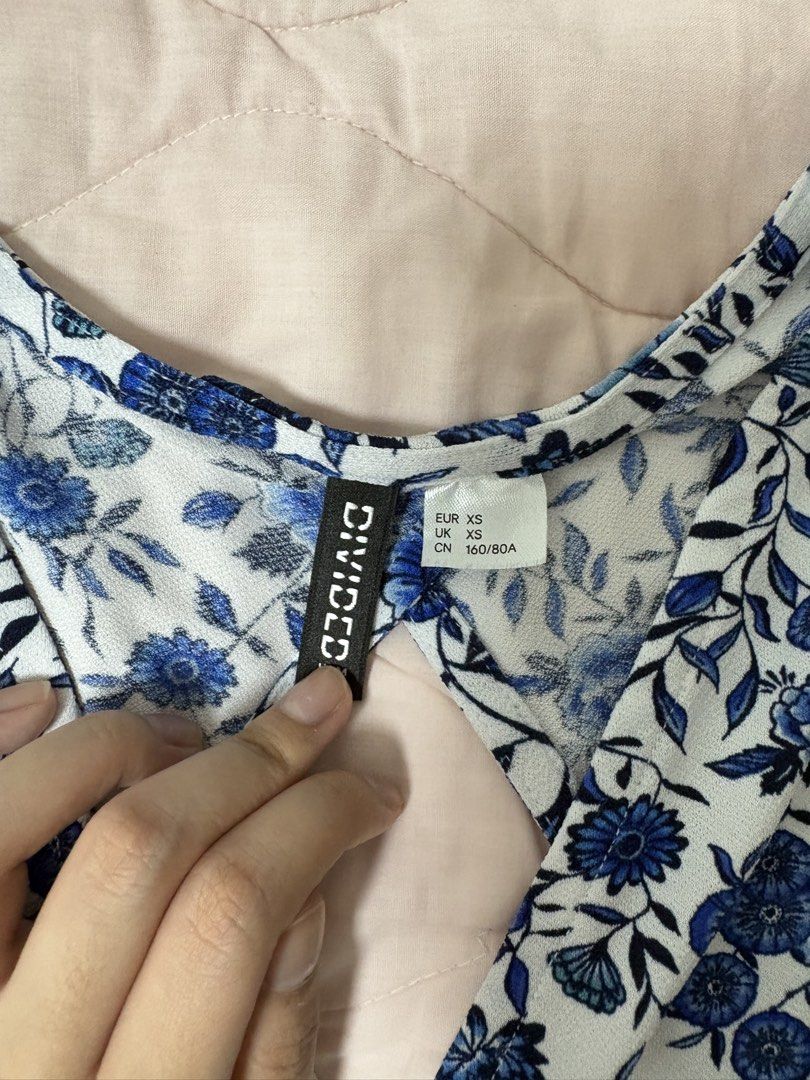 H&M Divided Floral Top - XS/S (Category: Sleeveless) located in Manila. Submitted by thekkdatefund (Listing ID 1430727241, Image 3). Description: Fits XS-M since it has a tie at the back ! Super duper nice when worn 📍 Pasig Payment: GCash.