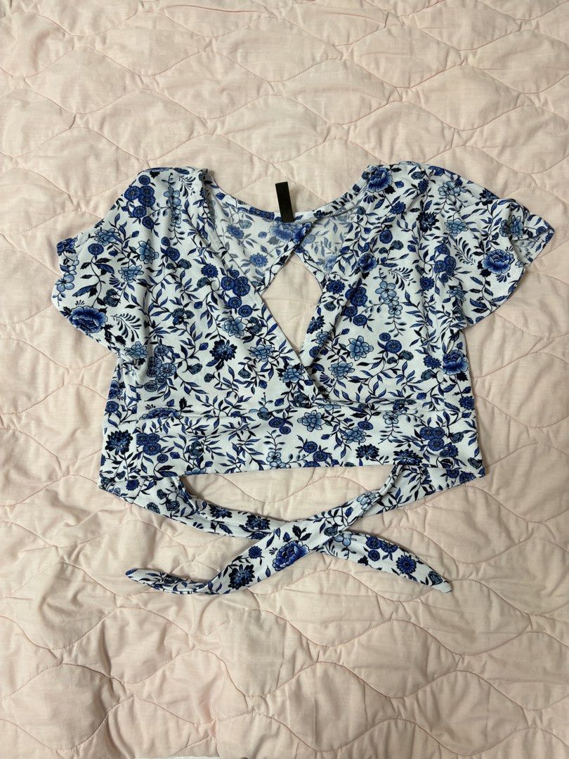 H&M Divided Floral Top - XS/S (Category: Sleeveless) located in Manila. Submitted by thekkdatefund (Listing ID 1430727241, Image 1). Description: Fits XS-M since it has a tie at the back ! Super duper nice when worn 📍 Pasig Payment: GCash.