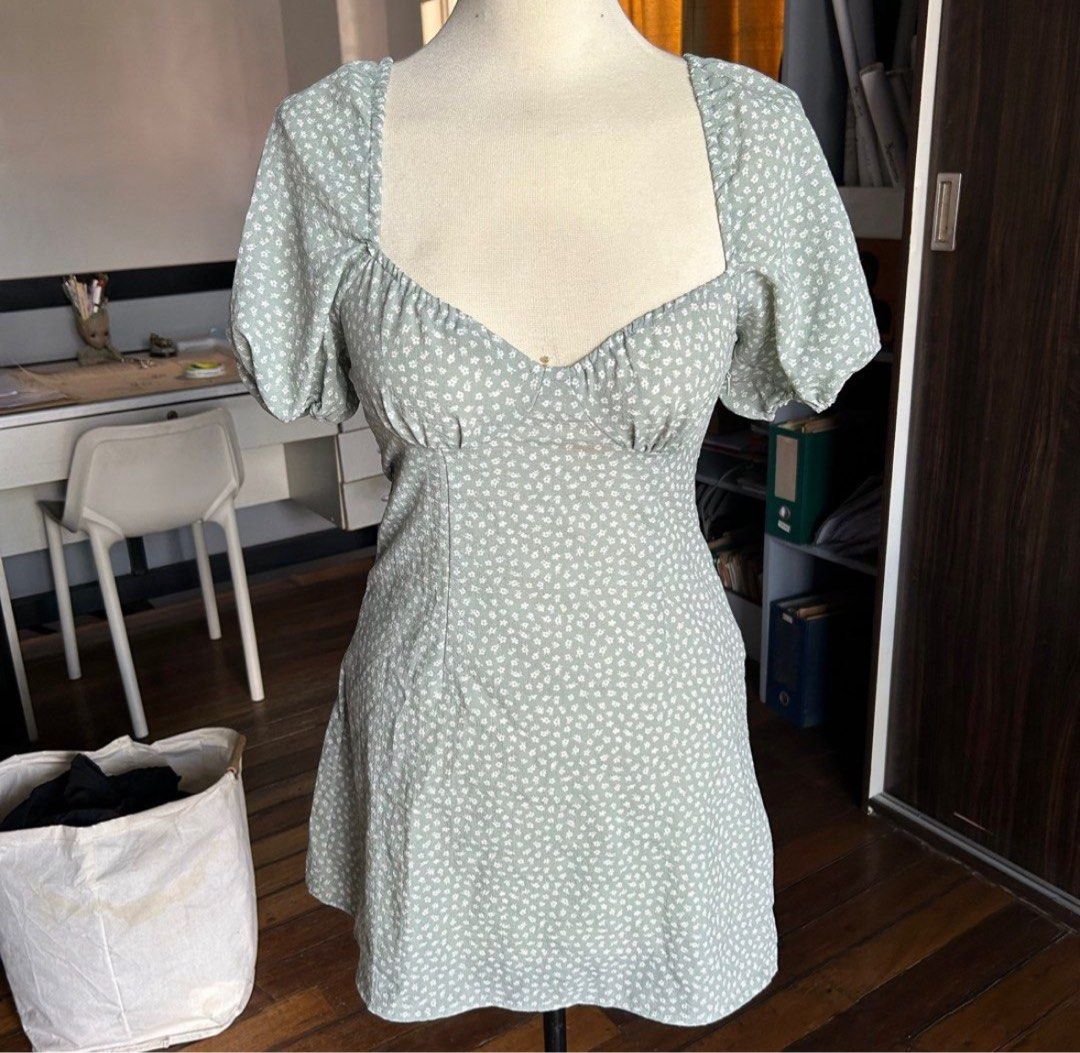 H&M Floral mini dress (Category: Dresses) located in Quezon City. Submitted by krisyy17 (Listing ID 1430756784, Image 1). Description: Fits S-M.