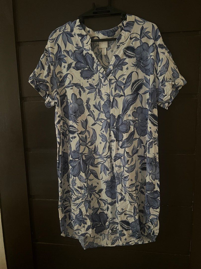 H&M Floral Print Dress (Category: Dresses) located in Davao. Submitted by safecloud.101e89 (Listing ID 1430637367, Image 2). Description: white /blue floral dress.