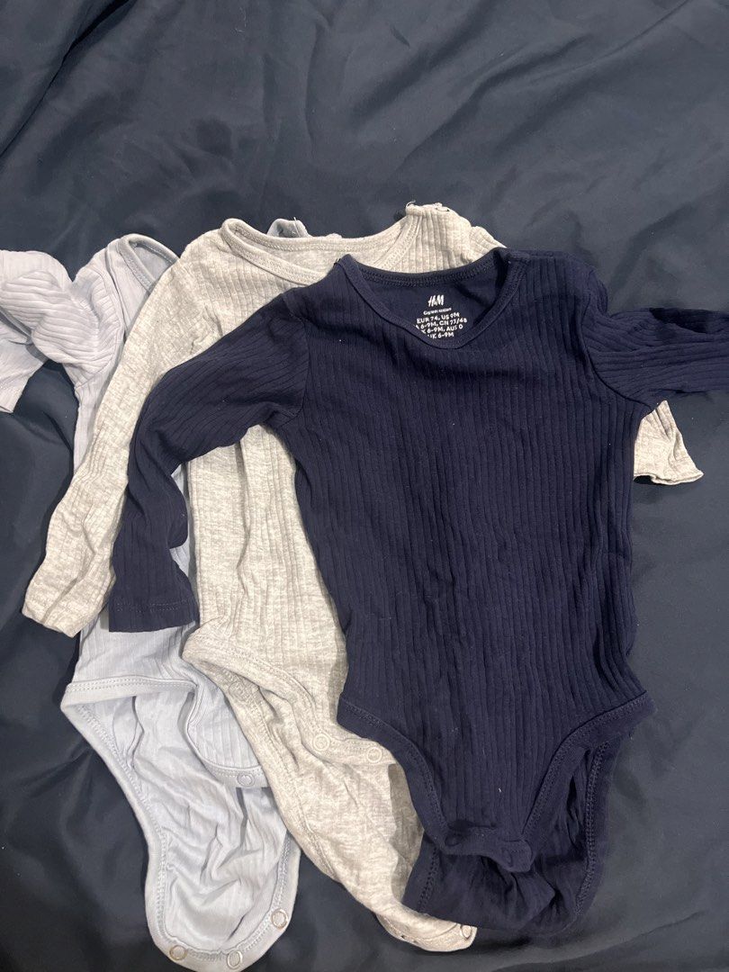 H&M Long-Sleeve Bodysuits - 3 Pieces (Category: Babies & Kids Fashion) located in Marikina City. Submitted by itsjaneee (Listing ID 1430727685, Image 1). Description: H&M Baby Long-Sleeve Onesies 6-9 months Like new 3pcs.