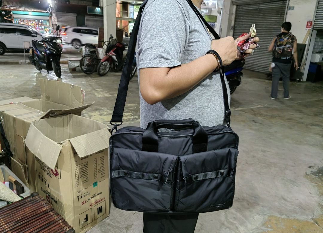 Laptop Bag - Lightweight (Category: Laptop Bags & Sleeves) located in Cebu City. Submitted by dudes_villanueva (Listing ID 1430721443, Image 1). Description: Lightweight Laptop Bag In excellent condition Brand: Lightio by ELECOM Measurement: L18xW3.5xH12.5 inches.