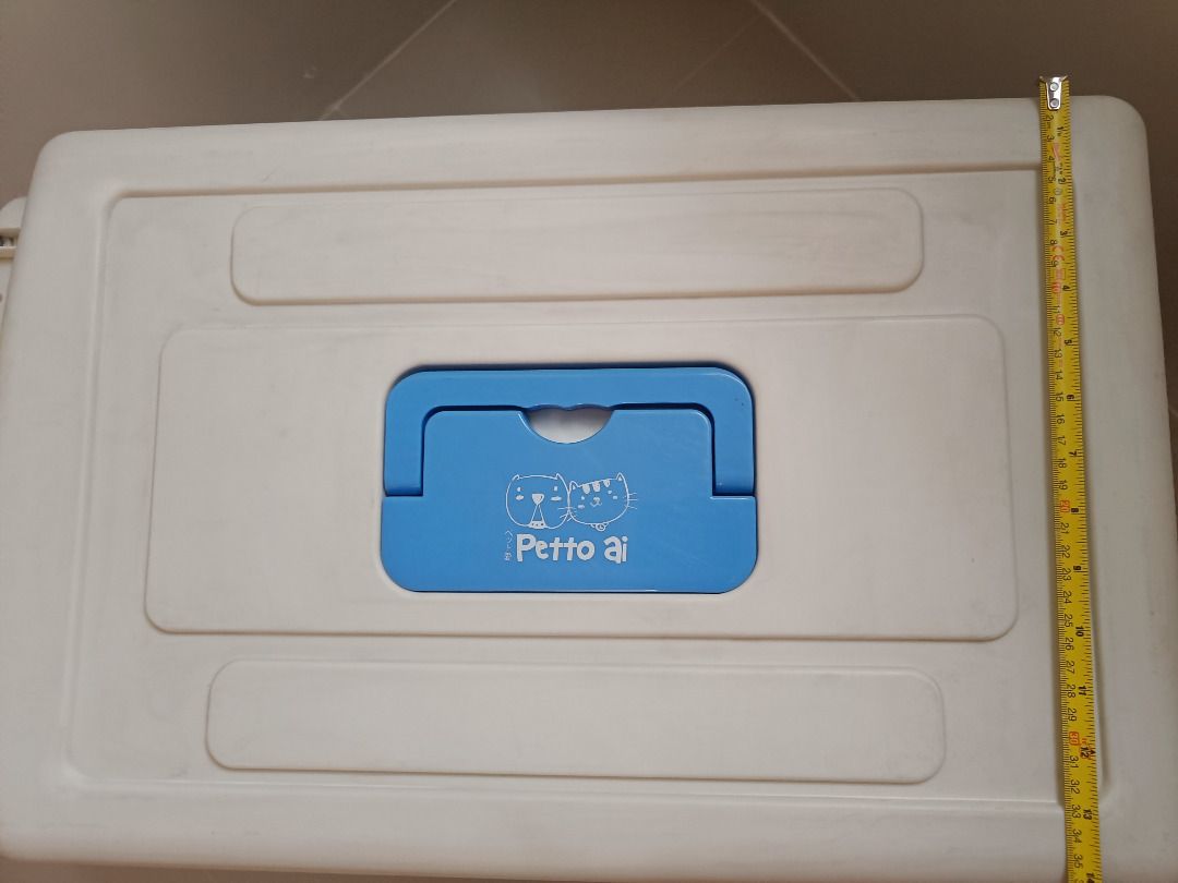 Large Pet Carrier (Category: Homes & Other Pet Accessories) located in Quezon City. Submitted by missrish (Listing ID 1430677934, Image 2). Description: - Airline approved pet crate - Never used - Hard plastic material - Blue and cream color - Measurements: 59.5cm (W) x 33cm (L) [door] x 38cm door height - Comes with Royal Canin free stainless bowl .