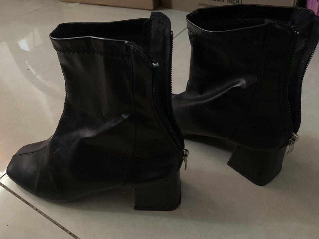 Leather Ankle Boots (Category: Boots) located in Pasay City. Submitted by yang_mg21 (Listing ID 1430628128, Image 1). Description: Issue is seen sa picture, natambak nalang siya Size 38.
