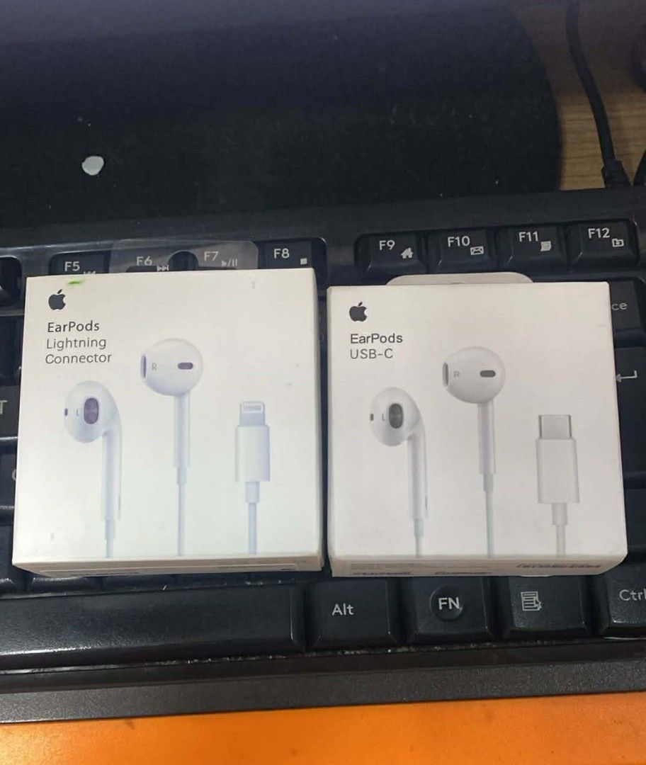 Lightning connector|type c earpods (Category: Headphones & Headsets) located in Manila. Submitted by pricious (Listing ID 1430669218, Image 1). Description: .