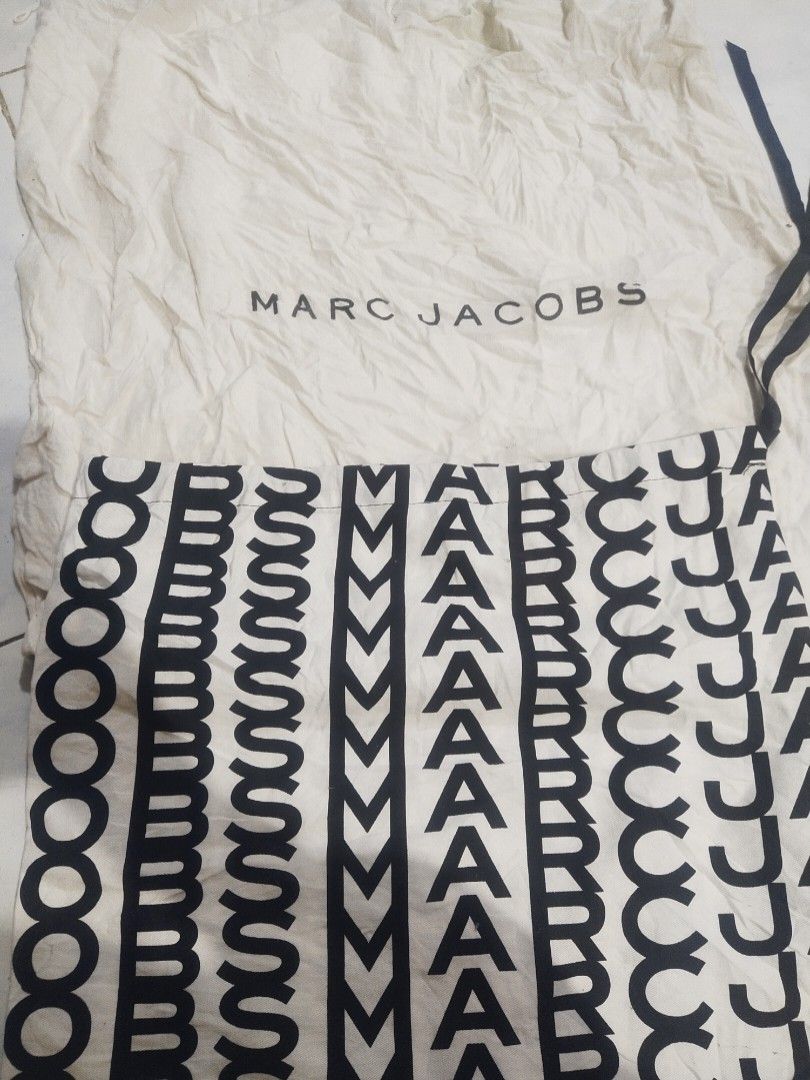 Marc jacob dust bag (Category: Luxury Accessories) located in Iloilo. Submitted by khonz (Listing ID 1428179659, Image 1). Description: no flaw.
