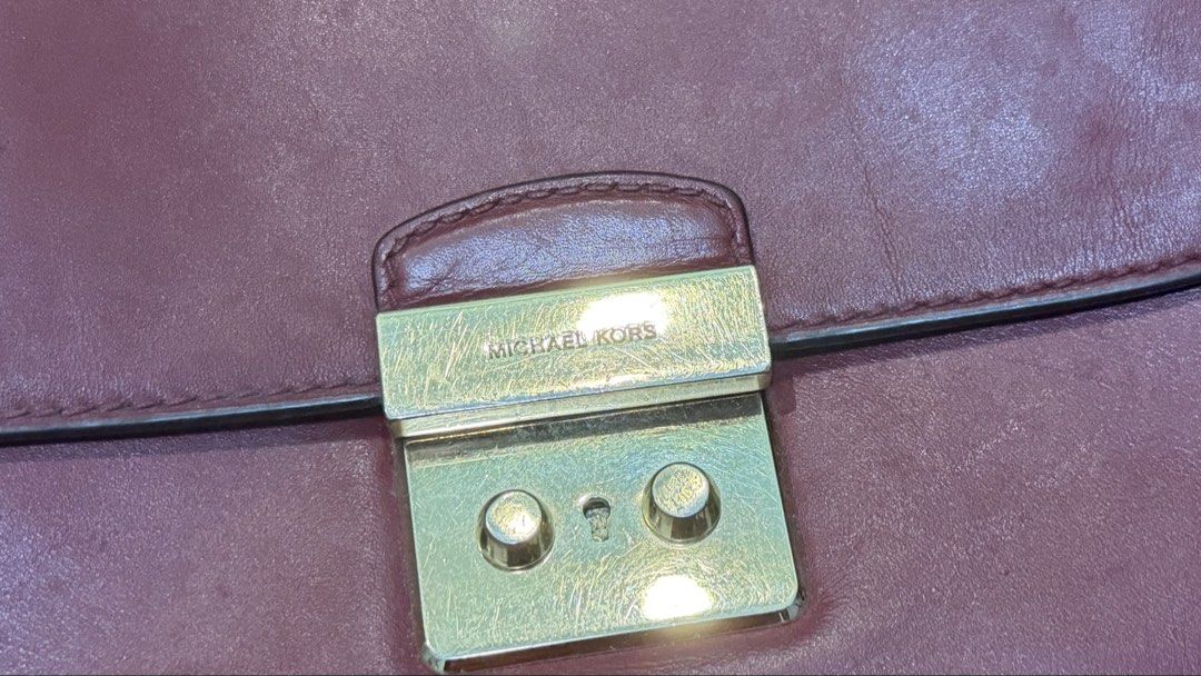 Michael Kors Chain Bag Small Size (Category: Shoulder Bags) located in San Mateo. Submitted by csilv (Listing ID 1430733392, Image 2). Description: Slightly nego .