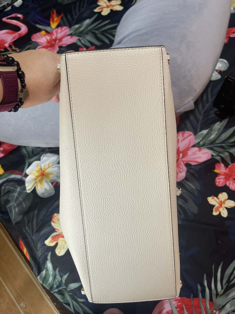 Michael Kors Mina Large Cream Shoulder Bag (Category: Shoulder Bags) located in Manila. Submitted by lavishco (Listing ID 1430727300, Image 3). Description: - Cream-colored Michael Kors shoulder bag - Elegant gold chain straps - Secure drawstring closure - Iconic Michael Kors logo - Interior zip pocket for valuables - Includes original tag - Structured shape with a smooth, textured finish.