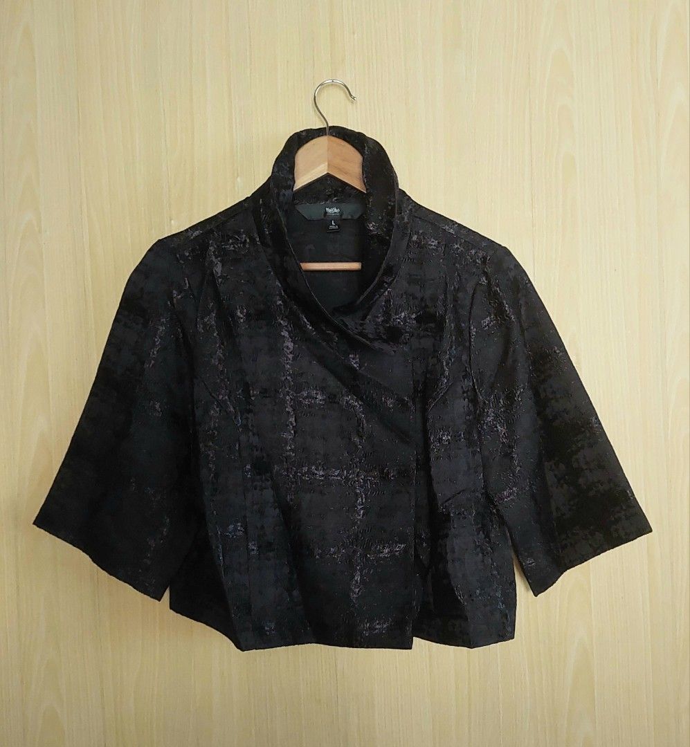 Mossimo Black Textured Cropped Funnel Neck Blazer (Category: Coats, Jackets and Outerwear) located in Bacoor. Submitted by stingray13 (Listing ID 1430700697, Image 3). Description: Item posted is pre-loved. Kindly manage your expectations. Pre-loved Mossimo Black Textured Cropped Funnel Blazer Size : Large (Fits Medium to Petite Large) Php 690.00 For inquiries, kindly pm me. Thank you.