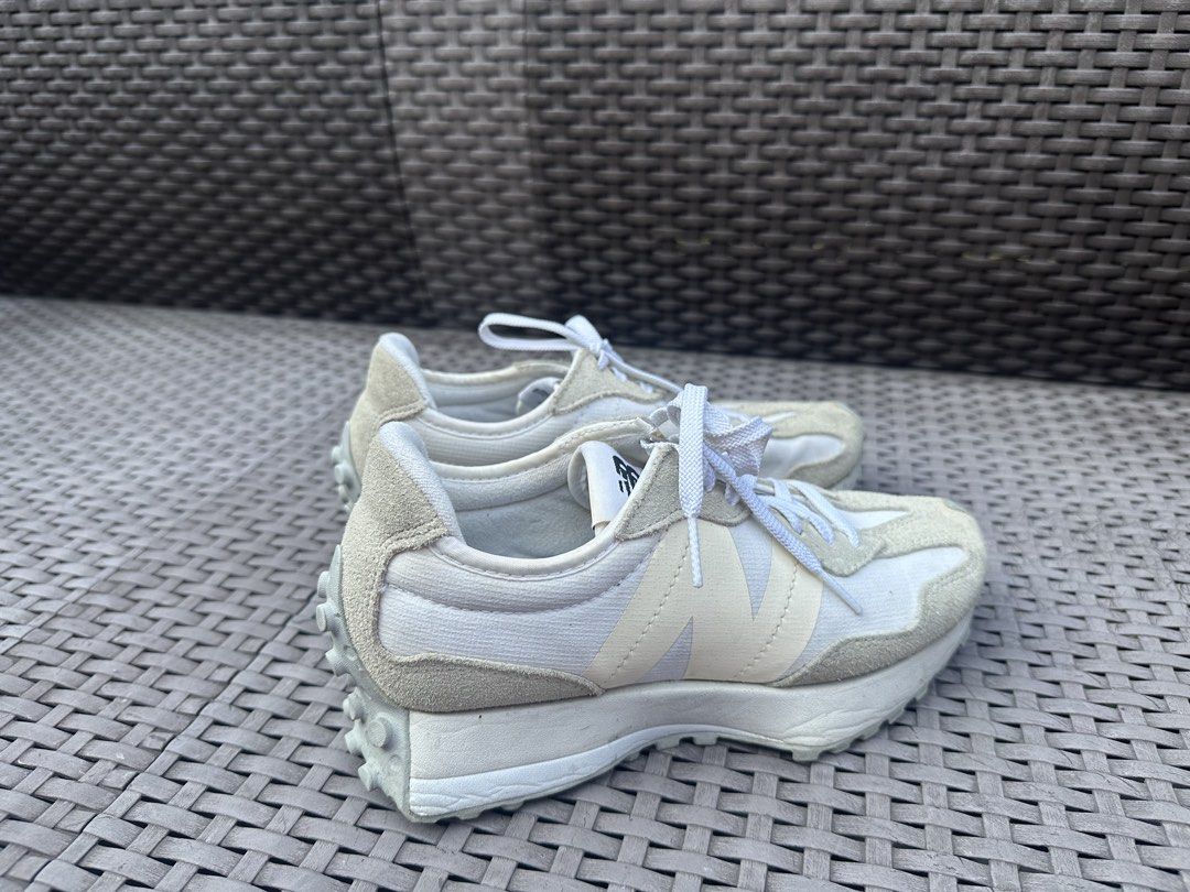 New Balance 327 White Sneakers (Category: Sneakers) located in San Pedro. Submitted by mibustam (Listing ID 1430637524, Image 3). Description: US 6.5 Women’s.