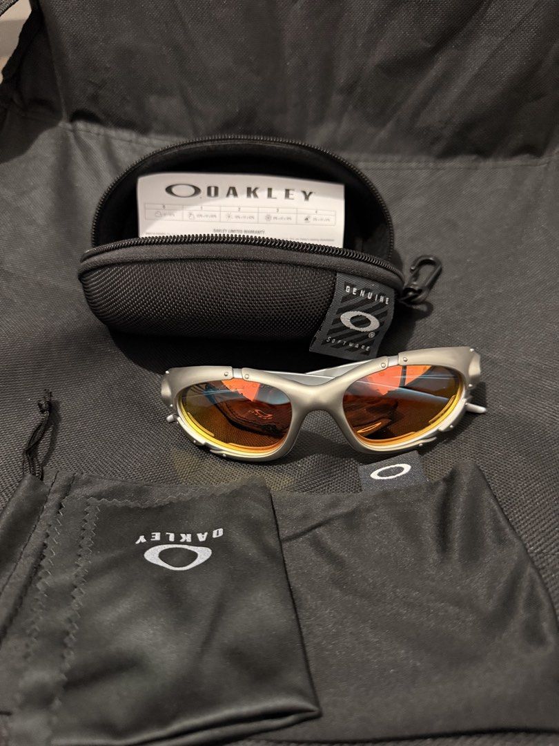 Oakley Sunglasses (Category: Sunglasses & Eyewear) located in Manila. Submitted by kurtyukie (Listing ID 1430775556, Image 3). Description: swabeng shade out kolang Oakley.