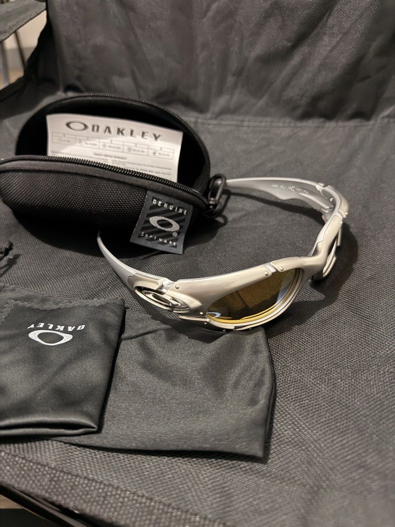 Oakley Sunglasses (Category: Sunglasses & Eyewear) located in Manila. Submitted by kurtyukie (Listing ID 1430775556, Image 1). Description: swabeng shade out kolang Oakley.