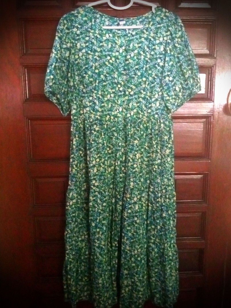 Old Navy Floral Midi Dress (Category: Dresses) located in San Juan City. Submitted by yaz613 (Listing ID 1430660343, Image 2). Description: Old Navy midi dress features a vibrant floral print in shades of green and white. Color of the year...A very nice print in person. Shoulder size is 15 inches, Waist size is 30 inches. It has puff sleeves and a tiered skirt. The dress has a round neckline and a relaxed fit. The size tag indicates it is a size 