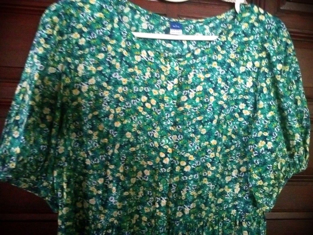 Old Navy Floral Midi Dress (Category: Dresses) located in San Juan City. Submitted by yaz613 (Listing ID 1430660343, Image 1). Description: Old Navy midi dress features a vibrant floral print in shades of green and white. Color of the year...A very nice print in person. Shoulder size is 15 inches, Waist size is 30 inches. It has puff sleeves and a tiered skirt. The dress has a round neckline and a relaxed fit. The size tag indicates it is a size 