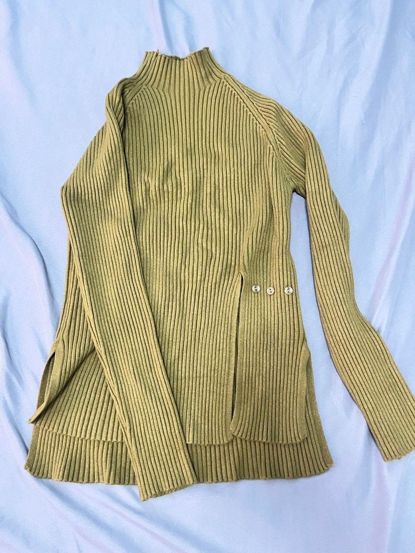 Olive Green Ribbed Sweater with Buttons (Category: Longsleeves) located in Quezon City. Submitted by copthis___ (Listing ID 1430649202, Image 1). Description: .