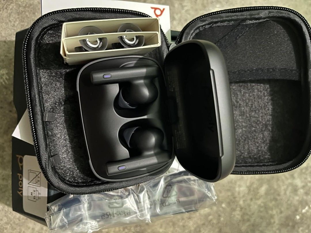 Poly Voyager Free 60 UC Earbuds (Category: Earphones) located in Manila. Submitted by max0016 (Listing ID 1430603911, Image 2). Description: BRAND NEW! For sale we do meetup and shipping(customer expense) The Poly Voyager Free 60 UC series are premium, true-wireless earbuds designed for hybrid work, featuring adaptive Active Noise Cancelling (ANC), a 3-mic array for clear calls, and Bluetooth 5.3. They offer 5.5 hours of talk time (up to 16.5 wit