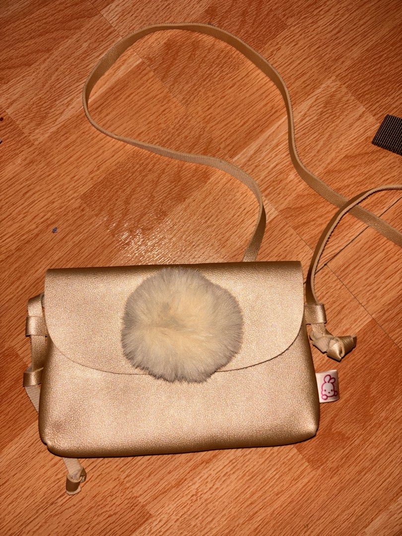 Robby rabbit sling bag (Category: Babies & Kids Fashion) located in Manila. Submitted by edzzenun (Listing ID 1430726095, Image 3). Description: .