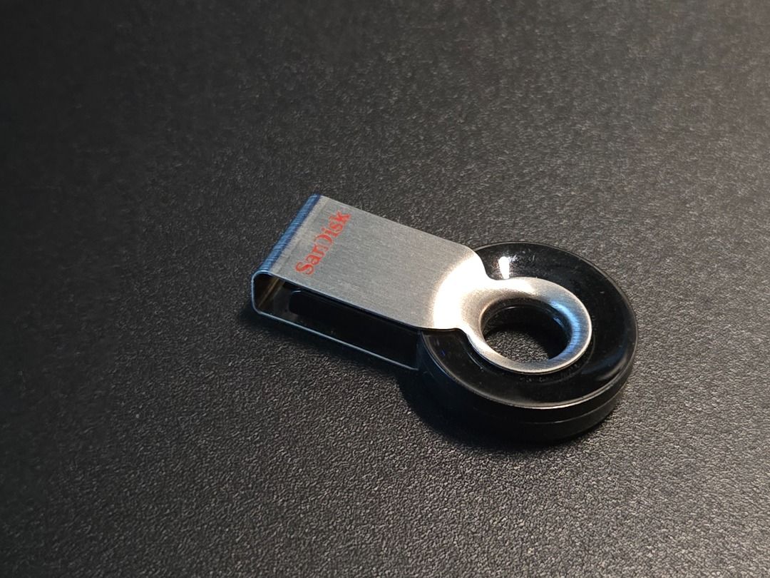 SanDisk Cruzer Orbit 8GB USB Thumb Drive