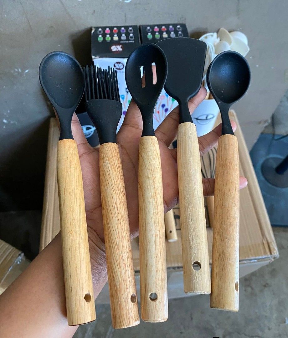Silicon utensils set (Category: Other Kitchenware & Tableware) located in Manila. Submitted by lyfrancois14 (Listing ID 1430764631, Image 3). Description: .