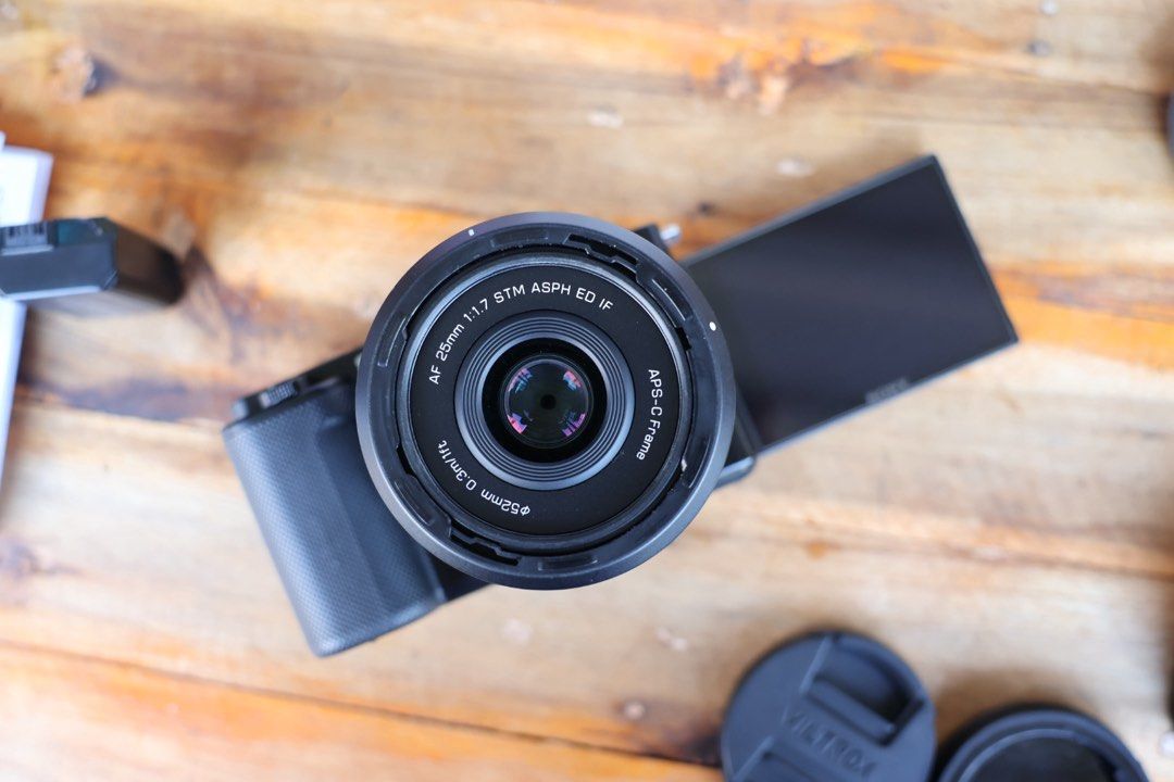Sony ZV-E10 Mirrorless Camera (Category: Cameras) located in Manila. Submitted by lenascamera (Listing ID 1430611276, Image 2). Description: NOTE: Sa dami po ng message na natatangap ko, naka hold napo ang Mga message hindi napo ako makapag reply pero na babasa ko kaya hanggat maari mag direct na kayo sa page ko sa facebook Lena’s camera para makareply ako agad salamat. Sony ZV-E10 Mirrorless Camera (Pre-owned) Price: ₱33,500 (body only) With Vil
