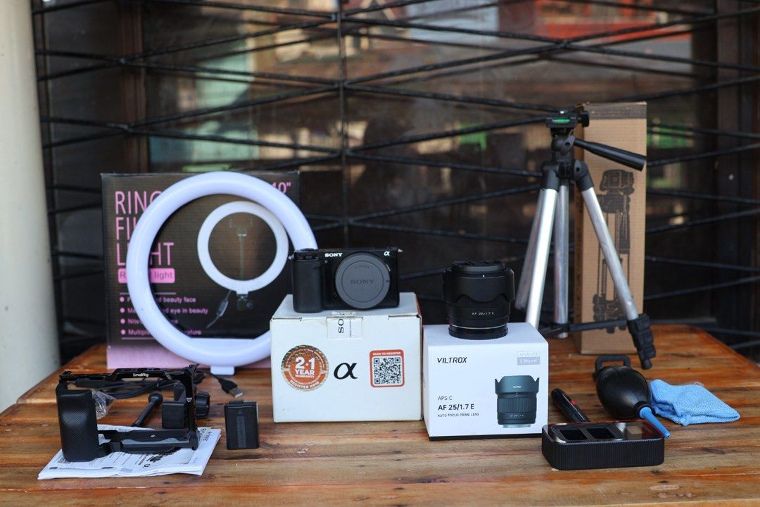Sony ZV-E10 Mirrorless Camera (Category: Cameras) located in Manila. Submitted by lenascamera (Listing ID 1430611276, Image 1). Description: NOTE: Sa dami po ng message na natatangap ko, naka hold napo ang Mga message hindi napo ako makapag reply pero na babasa ko kaya hanggat maari mag direct na kayo sa page ko sa facebook Lena’s camera para makareply ako agad salamat. Sony ZV-E10 Mirrorless Camera (Pre-owned) Price: ₱33,500 (body only) With Vil
