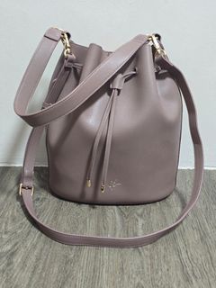 (Category: ) located in . Submitted by shopwithherda (Listing ID 1430700104, Image 1). Description: .