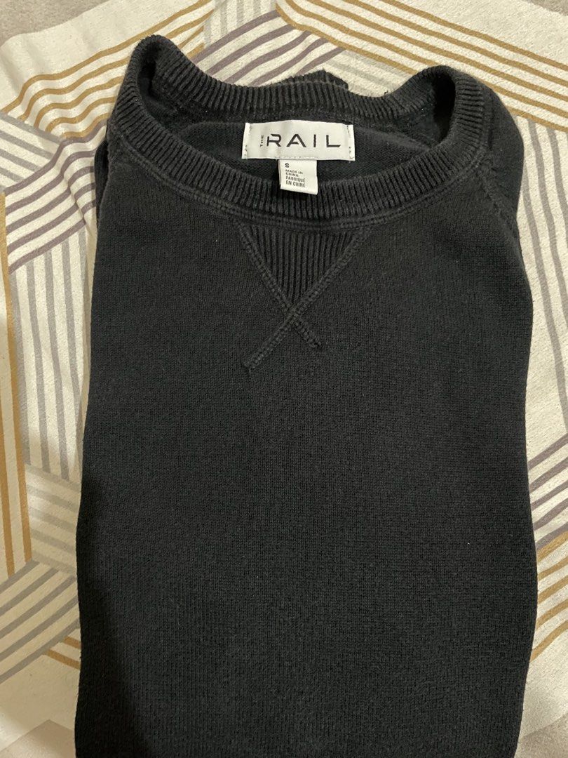The Rail Black Sweatshirt - Size S (Category: Coats, Jackets and Outerwear) located in Tanza. Submitted by declutchedd_dd (Listing ID 1430715827, Image 1). Description: - rfs: decluttering - no issue - color rate 10/10 .