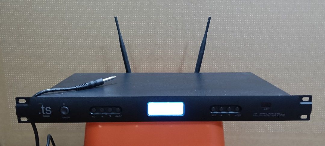 TSM-200 Wirele Microphone System with 2 Mics423316363339386881