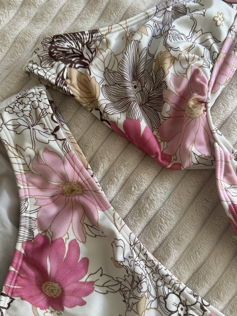 VINTAGE Floral Print Halter Bikini Set (Category: Bikinis & Swimsuits) located in Naga. Submitted by aleiruoe (Listing ID 1430794627, Image 2). Description: -Bikini set features a halter top and a matching bottom. It has a floral print with pink, brown, and white colors. The top has a clasp closure at the back of the neck. The bottom has a standard cut. - can fit m-l.