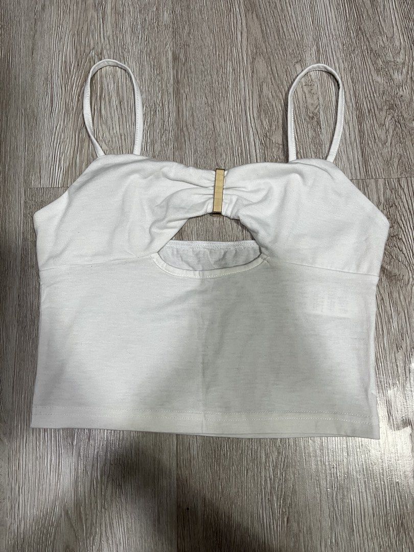 White Crop Top with Gold Detail (Category: Sleeveless) located in Manila. Submitted by mae_gregorio (Listing ID 1430627786, Image 1). Description: 💖 Preloved (worn once) 🏷️ Small 🏷️ 100 pesos only 📍 Gagalangin, Tondo 🛵 Same day delivery only.