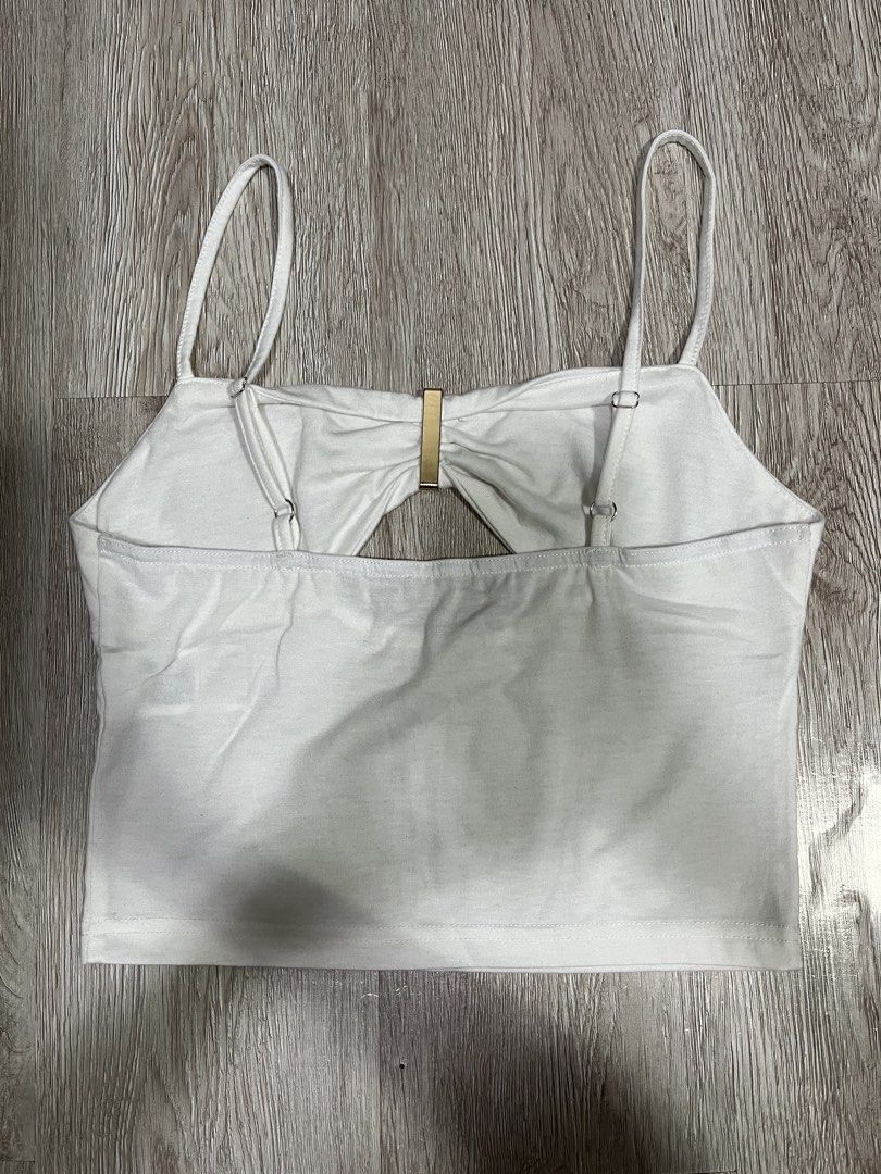 White Crop Top with Gold Detail (Category: Sleeveless) located in Manila. Submitted by mae_gregorio (Listing ID 1430627786, Image 2). Description: 💖 Preloved (worn once) 🏷️ Small 🏷️ 100 pesos only 📍 Gagalangin, Tondo 🛵 Same day delivery only.