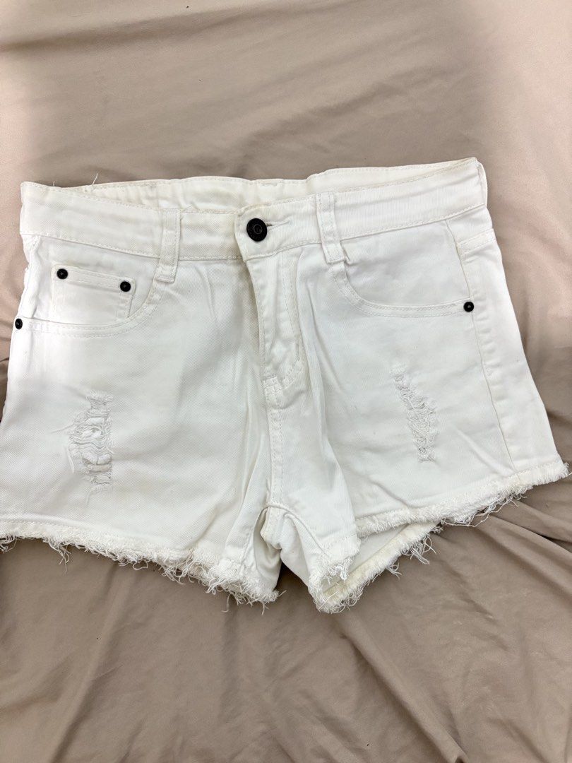 White Denim Shorts with Distressed Details (Category: Shorts) located in Manila. Submitted by sleekstyle.ph (Listing ID 1430671024, Image 1). Description: SIZE 28.