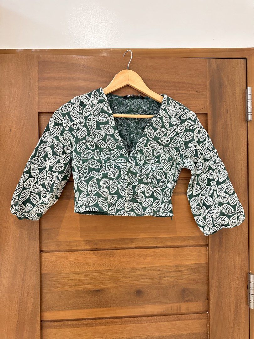 Zara Embroidered Floral Top Blouse (Category: Blouses) located in Manila. Submitted by prebyb__ (Listing ID 1430691784, Image 3). Description: Size S Floral Embroidered .