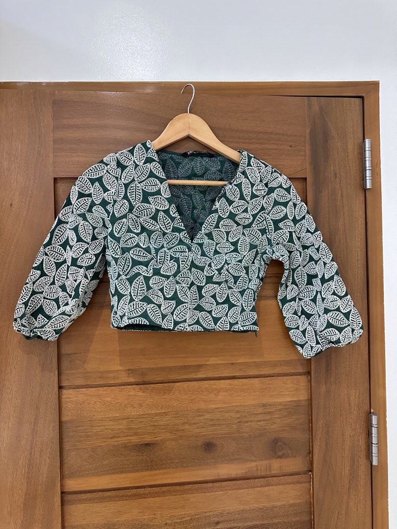 Zara Embroidered Floral Top Blouse (Category: Blouses) located in Manila. Submitted by prebyb__ (Listing ID 1430691784, Image 2). Description: Size S Floral Embroidered .