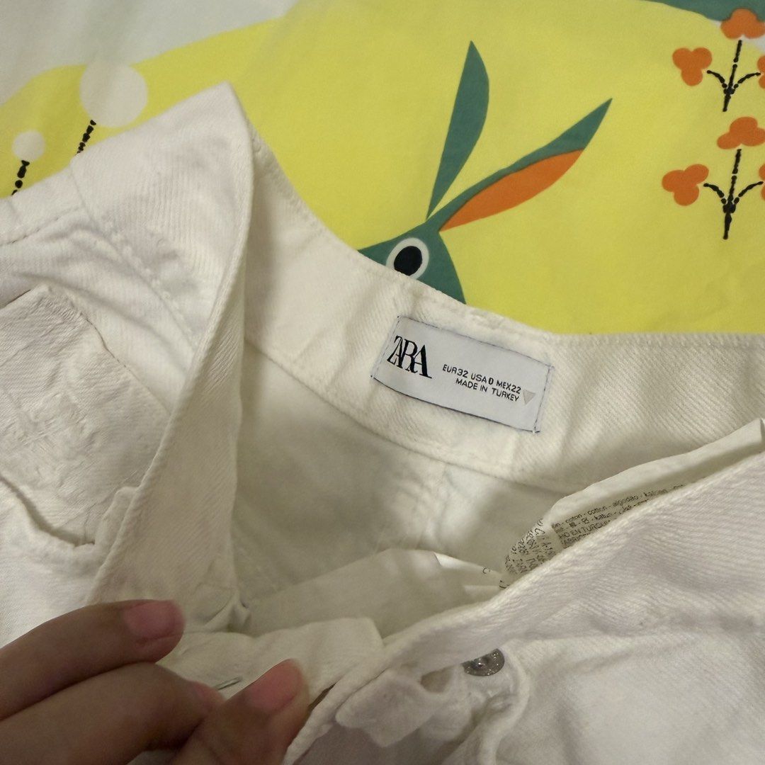Zara White Ripped Baggy Jeans (Category: Jeans) located in Cebu City. Submitted by hell0bangsie (Listing ID 1430739862, Image 2). Description: .