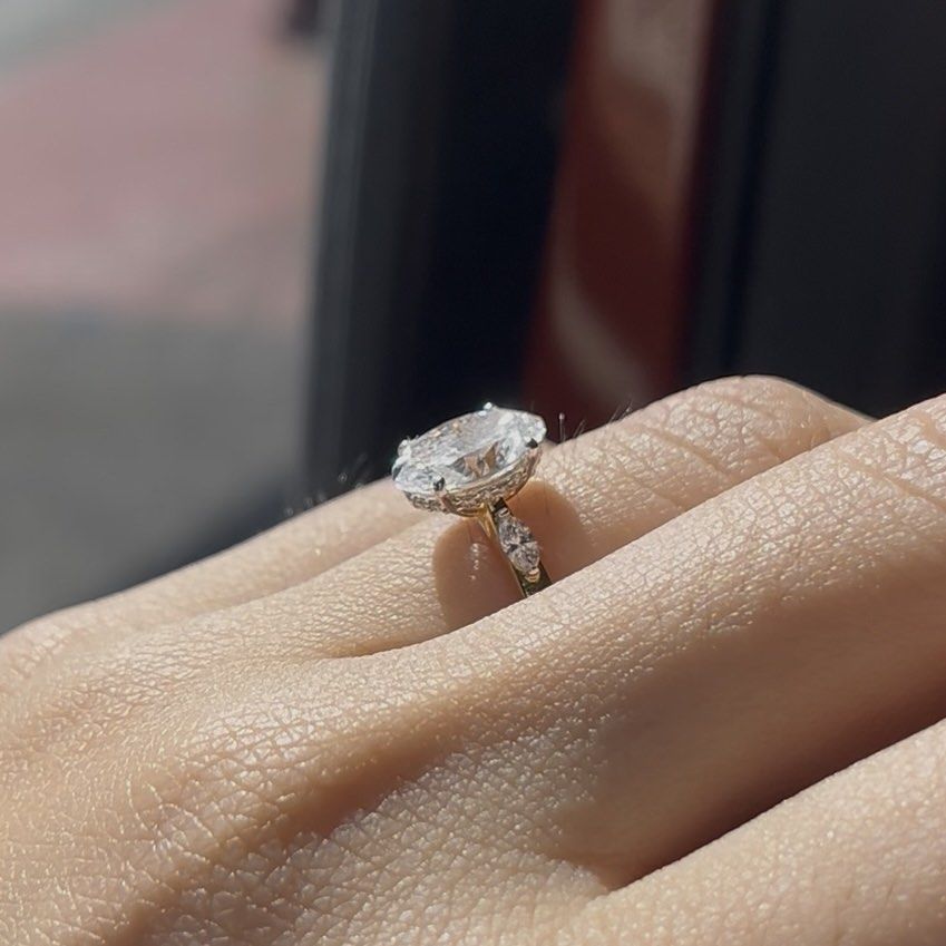 2ct Oval Engagement ring lab grown diamond 18k gold (Category: Rings) located in Del Monte. Submitted by bellamente (Listing ID 1430908421, Image 3). Description: 2ct oval engagement ring Lab grown diamond 18k yellow gold band 18k white gold prongs IGI Certificate included Size 6 onhand 99,000.00 only .
