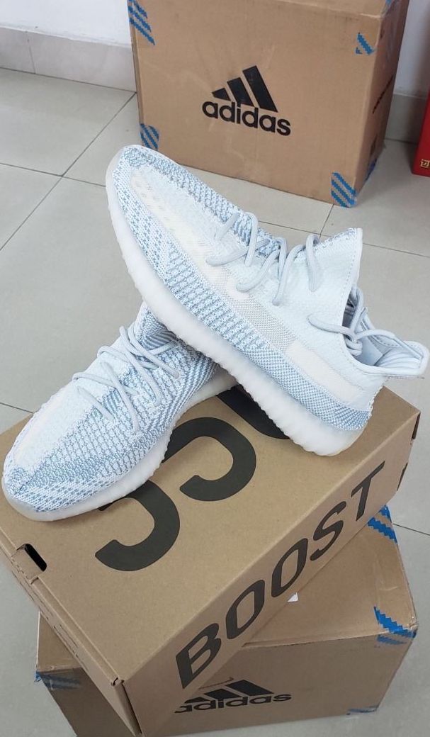 Adidas originals Yeezy Boost 350 V2 "cloud white" Casual Shoes Unisex (Category: Sneakers) located in Singapore. Submitted by zasilverwolf (Listing ID 1430932574, Image 2). Description: 🎯 100% new — full size access.