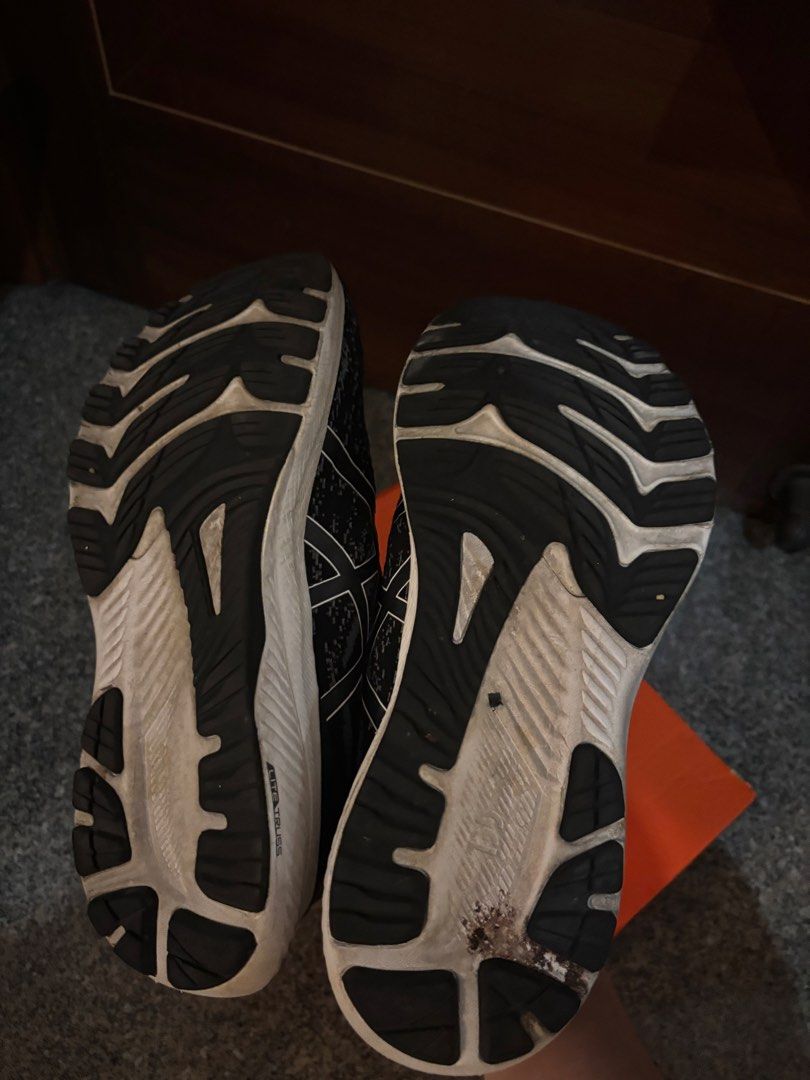 Asics Gel-Kayano 29 Running Shoes - Black (Category: Sneakers) located in Singapore. Submitted by pristine7 (Listing ID 1430924434, Image 3). Description: - Asics Gel-Kayano 29 running shoes - Black and white colourway - no original box In relatively good condition as hardly worn.