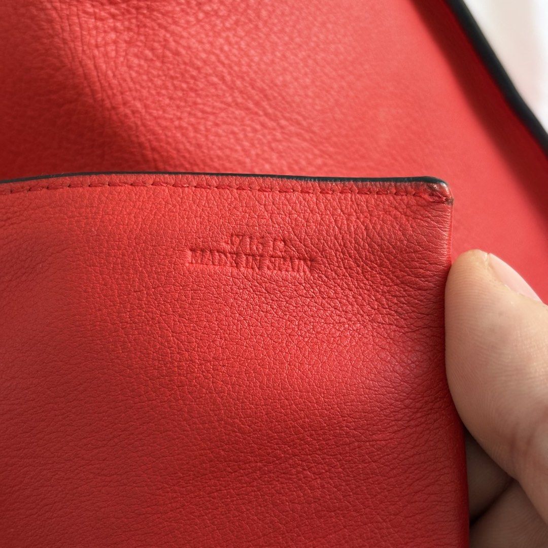 Authentic Loewe Hammock Bag (Category: Luxury Bags & Wallets) located in Manila. Submitted by snatchmybag (Listing ID 1430921490, Image 3). Description: .