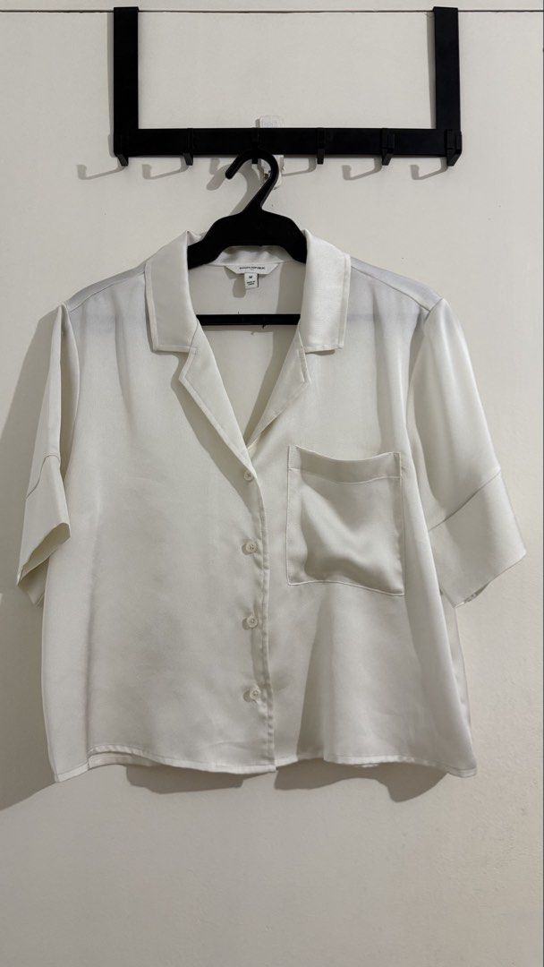 Banana Republic White Blouse - Size M (Category: Blouses) located in Muntinlupa City. Submitted by justpreloved__ (Listing ID 1430941266, Image 1). Description: .