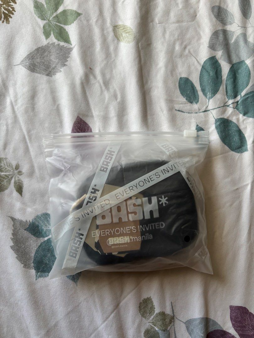 BASH* cardholder/wallet (Category: Wallets & Card holders) located in Manila. Submitted by uuk89 (Listing ID 1430827148, Image 2). Description: Can pass as brandnew, barely used. Complete package and tags.