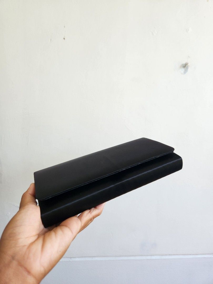 Black clutch bag | Black purse (Category: Clutches) located in Aurora. Submitted by mothere (Listing ID 1430860587, Image 3). Description: can fit smart phone.
