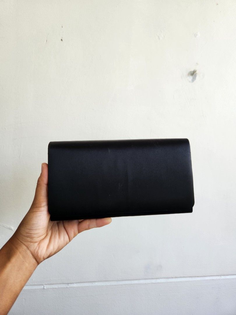 Black clutch bag | Black purse (Category: Clutches) located in Aurora. Submitted by mothere (Listing ID 1430860587, Image 1). Description: can fit smart phone.